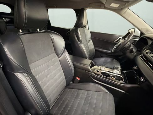 Used 2025 Mitsubishi Outlander AWD image 9