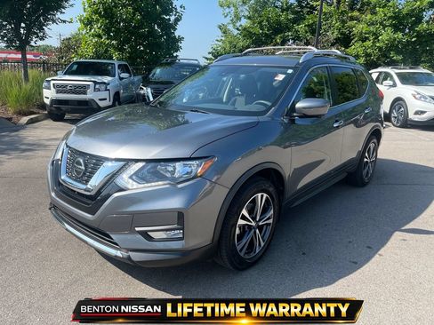 Used 2019 Nissan Rogue SV w/ Premium Package FWD image 4