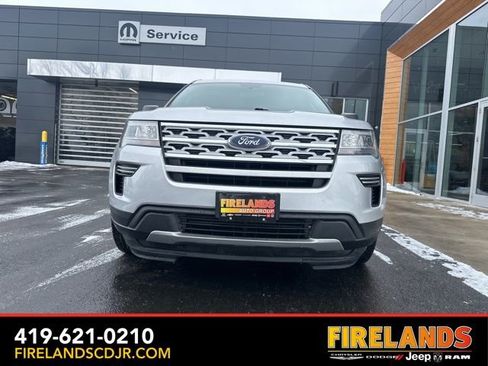 Used 2019 Ford Explorer XLT image 3