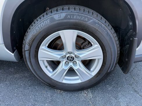 Used 2021 Toyota Highlander LE AWD/4WD image 33