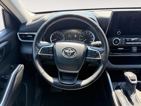 Certified 2025 Toyota Highlander LE AWD/4WD image 12