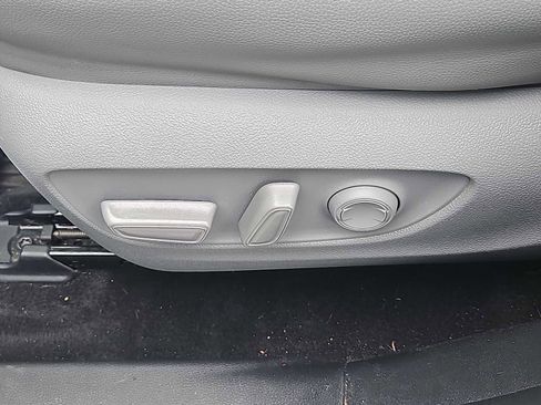 Used 2023 Toyota Highlander XLE AWD/4WD image 21
