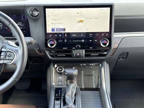 Used 2026 Lexus GX 550 w/ Accessory Package (2T) AWD/4WD image 30