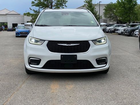 Used 2022 Chrysler Pacifica Limited FWD image 2