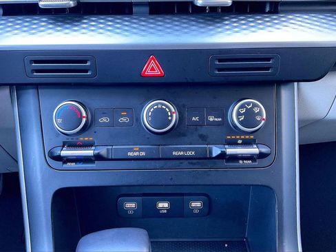 Certified 2024 Kia Carnival LX image 31