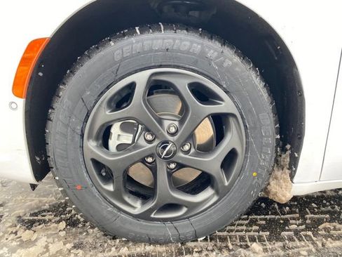 Used 2024 Chrysler Pacifica Select image 21