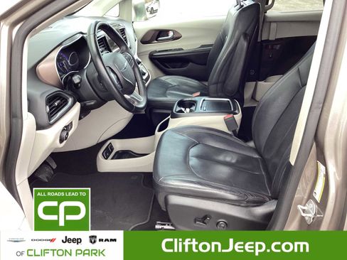 Certified 2018 Chrysler Pacifica Touring-L Plus image 11