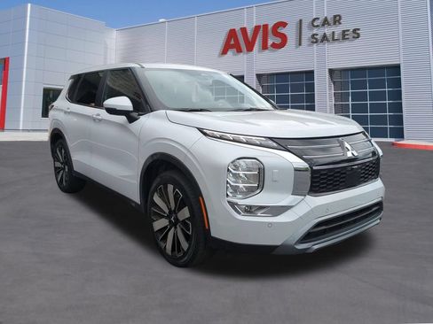 Used 2025 Mitsubishi Outlander SE AWD/4WD image 3