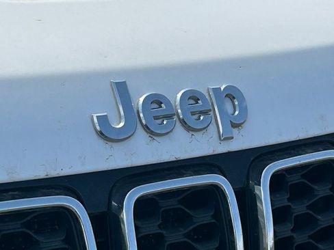 Used 2019 Jeep Grand Cherokee Laredo AWD/4WD image 11