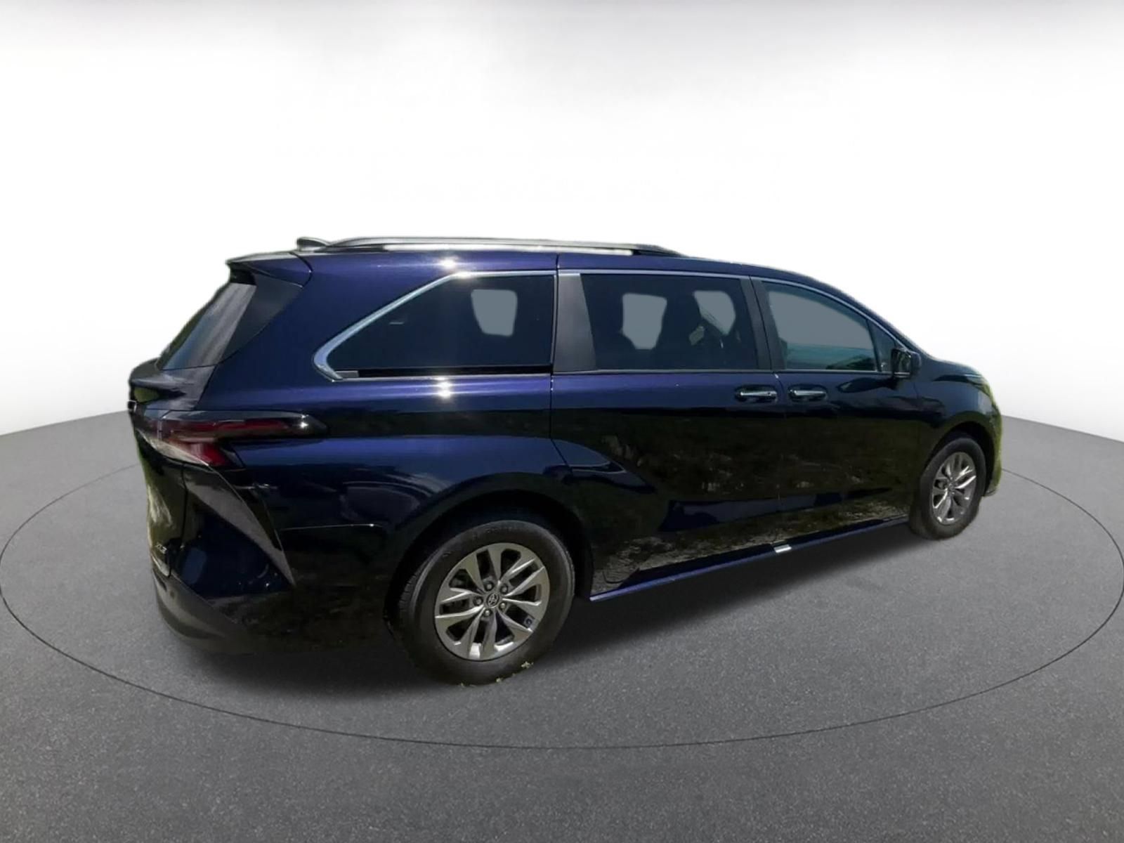 Used 2025 Toyota Sienna XLE FWD image 14