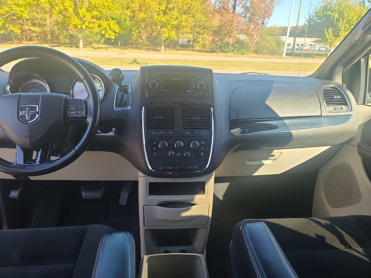 Used 2016 Dodge Grand Caravan SE FWD image 26