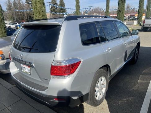 Used 2012 Toyota Highlander SE w/ Tow Pkg image 5