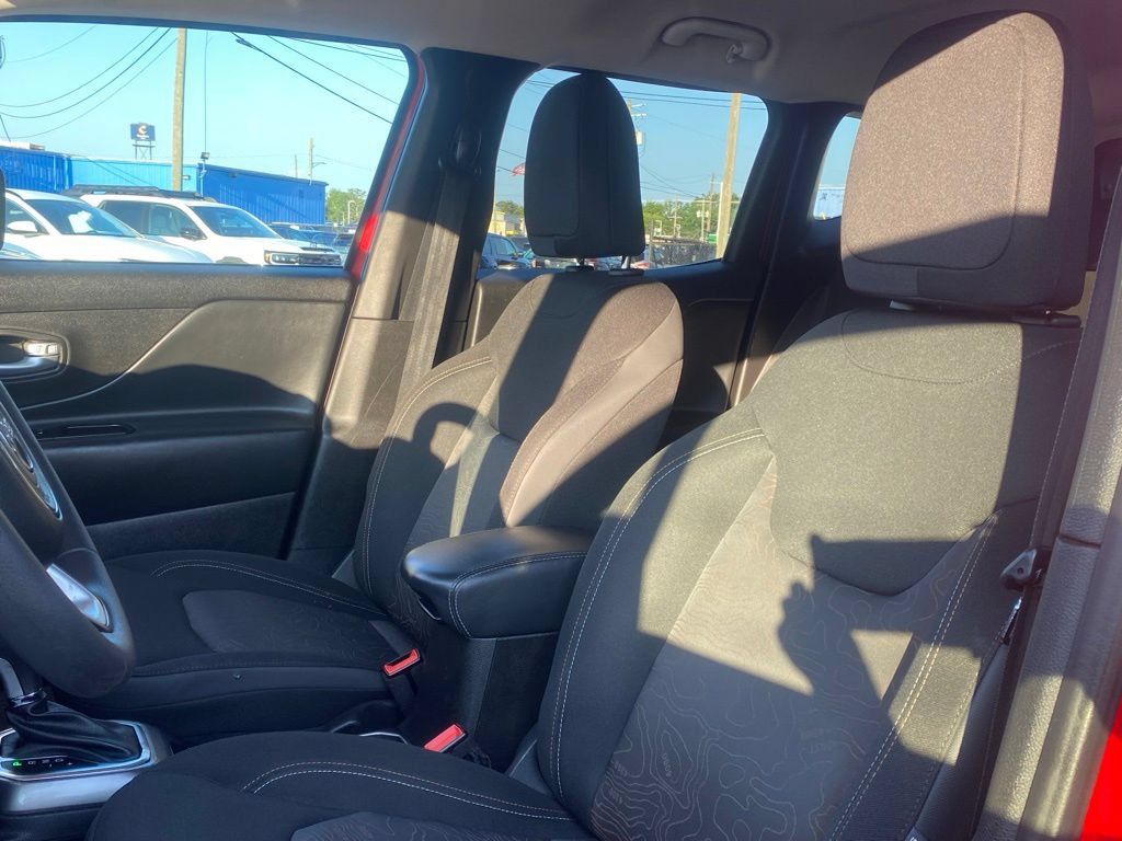 Used 2023 Jeep Renegade Latitude AWD/4WD image 10