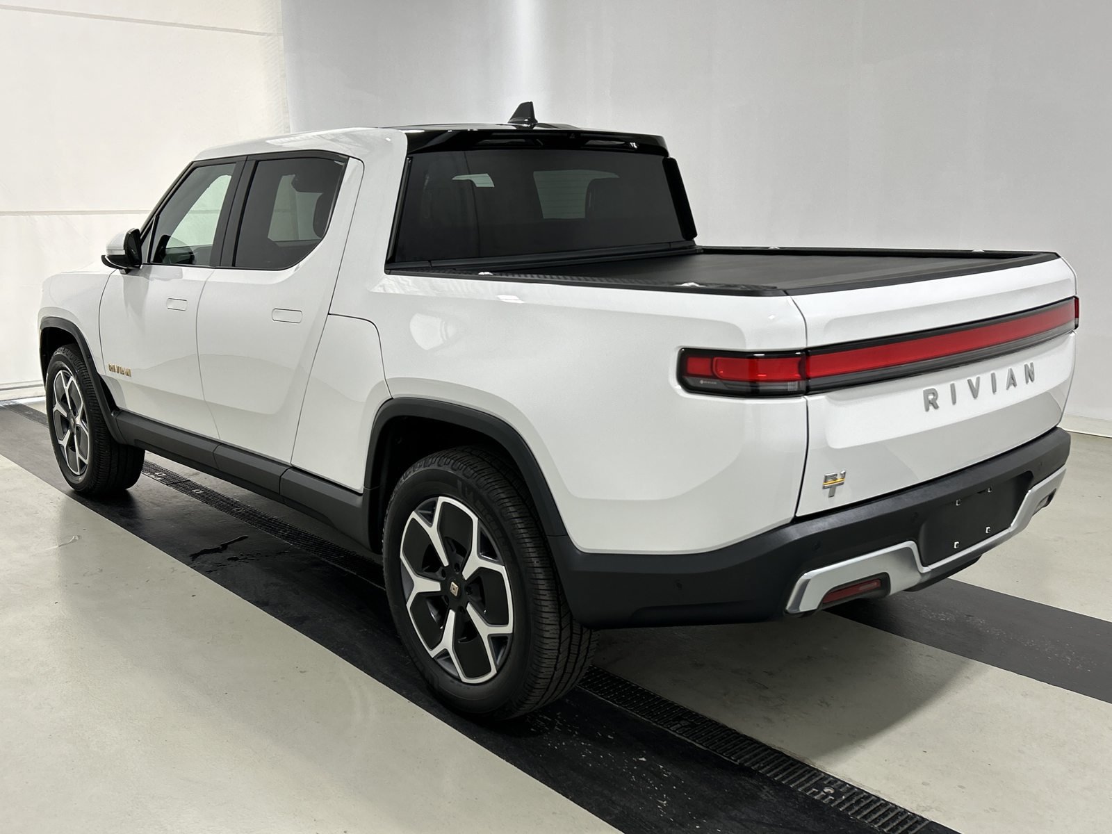 Used 2022 Rivian R1T Adventure AWD/4WD image 3