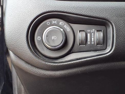 Used 2018 Jeep Renegade Latitude image 23