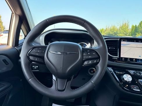 Used 2024 Chrysler Pacifica Limited FWD image 30