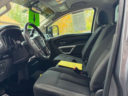 Used 2017 Nissan Titan SV image 7
