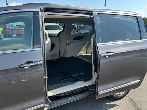 Used 2017 Chrysler Pacifica Touring-L FWD image 23