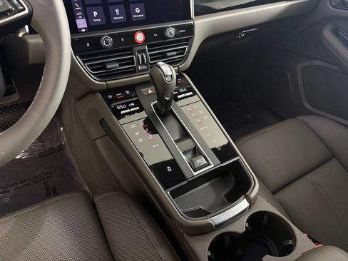 Certified 2026 Porsche Macan AWD/4WD image 24