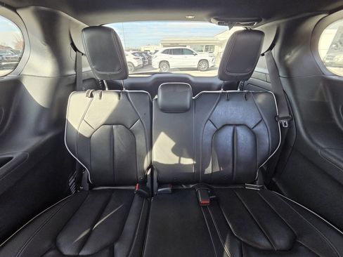 Used 2021 Chrysler Pacifica Limited w/ Uconnect Theater Family Group image 26