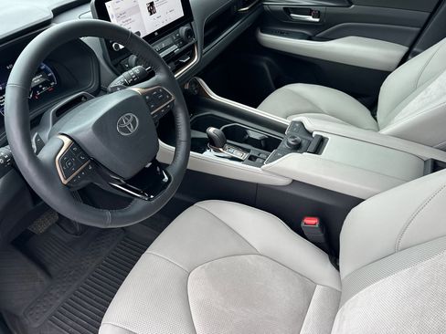Used 2025 Toyota Grand Highlander AWD Hybrid image 9