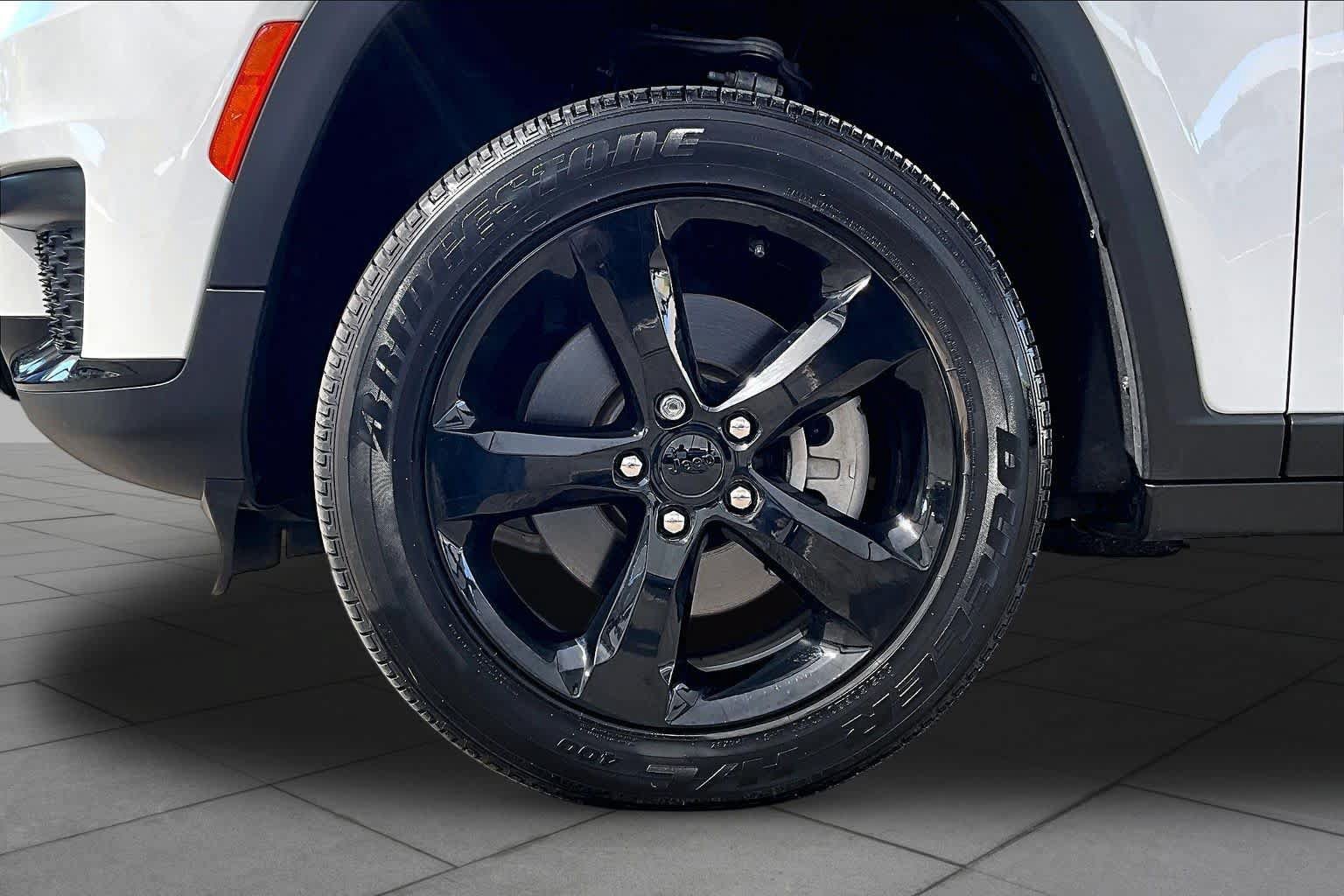 Used 2025 Jeep Grand Cherokee L Altitude RWD image 11