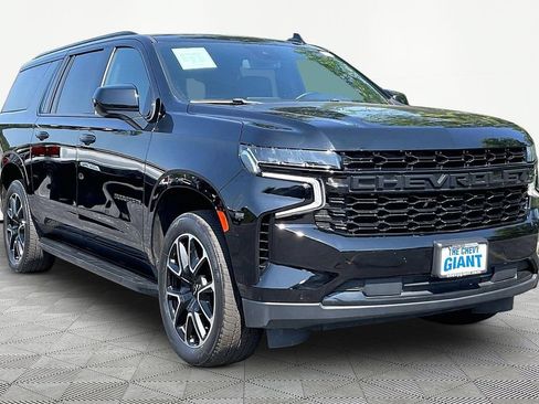Used 2023 Chevrolet Suburban RST AWD/4WD image 3
