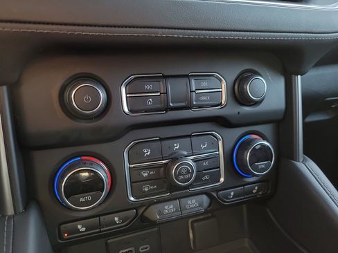 Used 2024 Chevrolet Suburban LT image 35