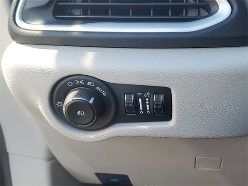 Used 2024 Chrysler Pacifica Touring-L image 22