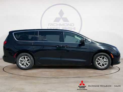 Used 2023 Chrysler Voyager LX image 2