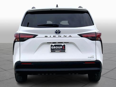 Used 2021 Toyota Sienna LE image 4