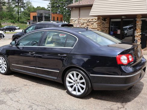 Used 2008 Volkswagen Passat VR6 FWD image 6