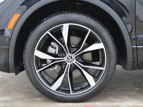 Certified 2023 Volkswagen Tiguan SEL R-Line image 33