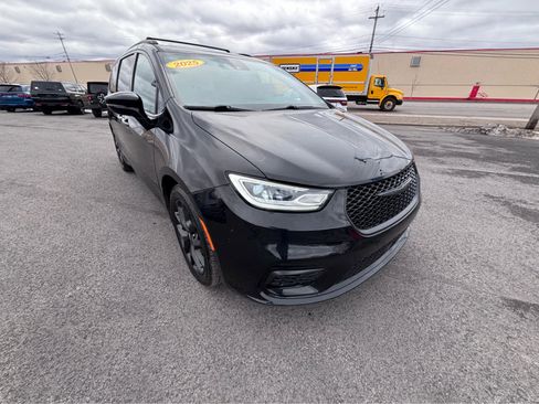 Used 2025 Chrysler Pacifica Limited image 5