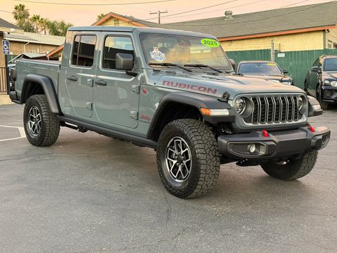 Used 2025 Jeep Gladiator Rubicon w/ Convenience Group AWD/4WD image 3