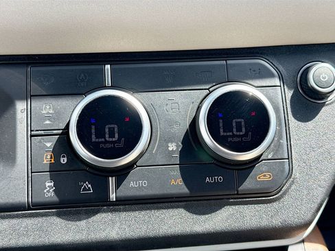 Used 2023 Land Rover Defender 90 X-Dynamic SE image 17