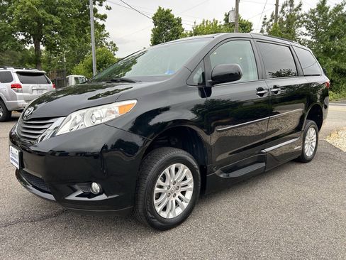 Used 2017 Toyota Sienna XLE FWD image 17