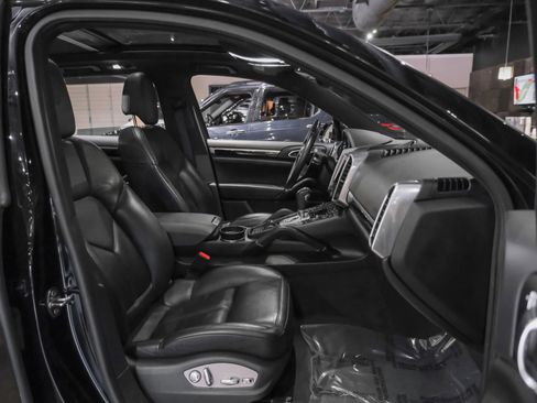 Used 2018 Porsche Cayenne image 32