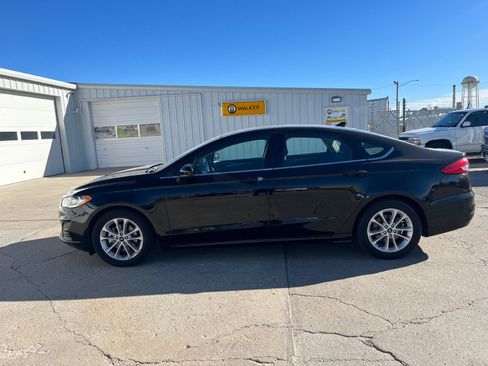 Used 2020 Ford Fusion SE image 2