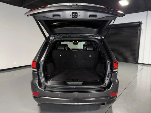 Used 2018 Jeep Grand Cherokee Altitude AWD/4WD image 12