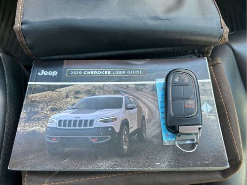 Certified 2019 Jeep Cherokee Latitude Plus FWD image 19