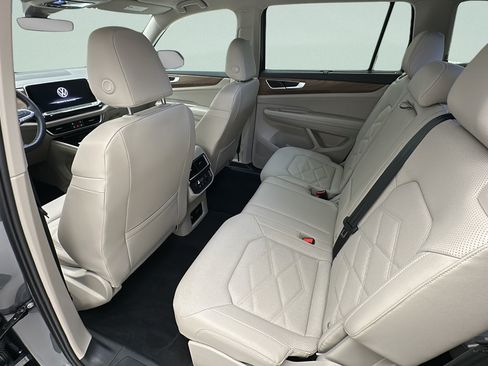 Used 2025 Volkswagen Atlas SE AWD/4WD image 9