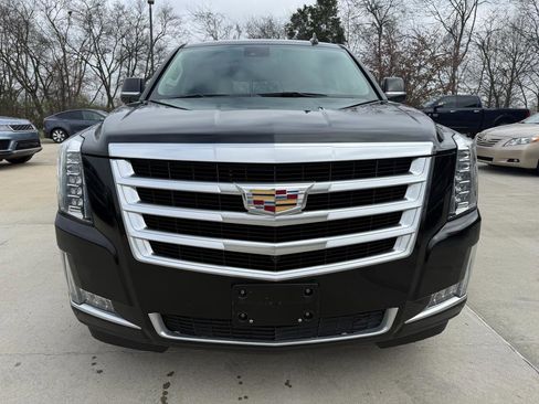 Used 2018 Cadillac Escalade Luxury image 2