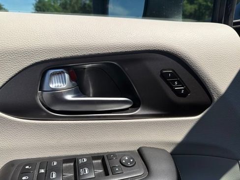 Used 2023 Chrysler Pacifica Touring-L FWD image 20