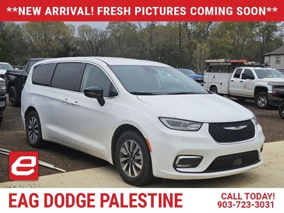 Used 2024 Chrysler Pacifica Select