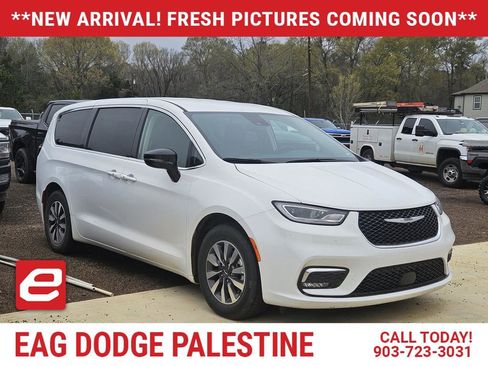 Used 2024 Chrysler Pacifica Select image 1