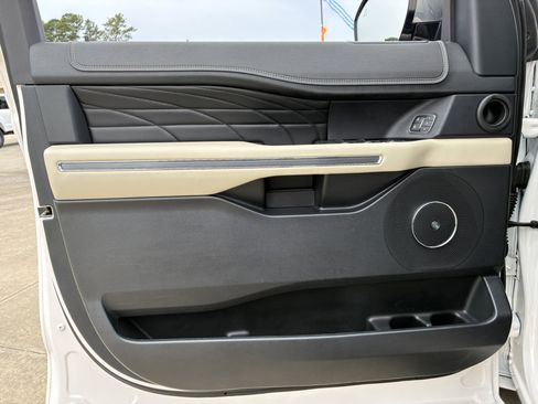 Used 2019 Ford Expedition Platinum image 10