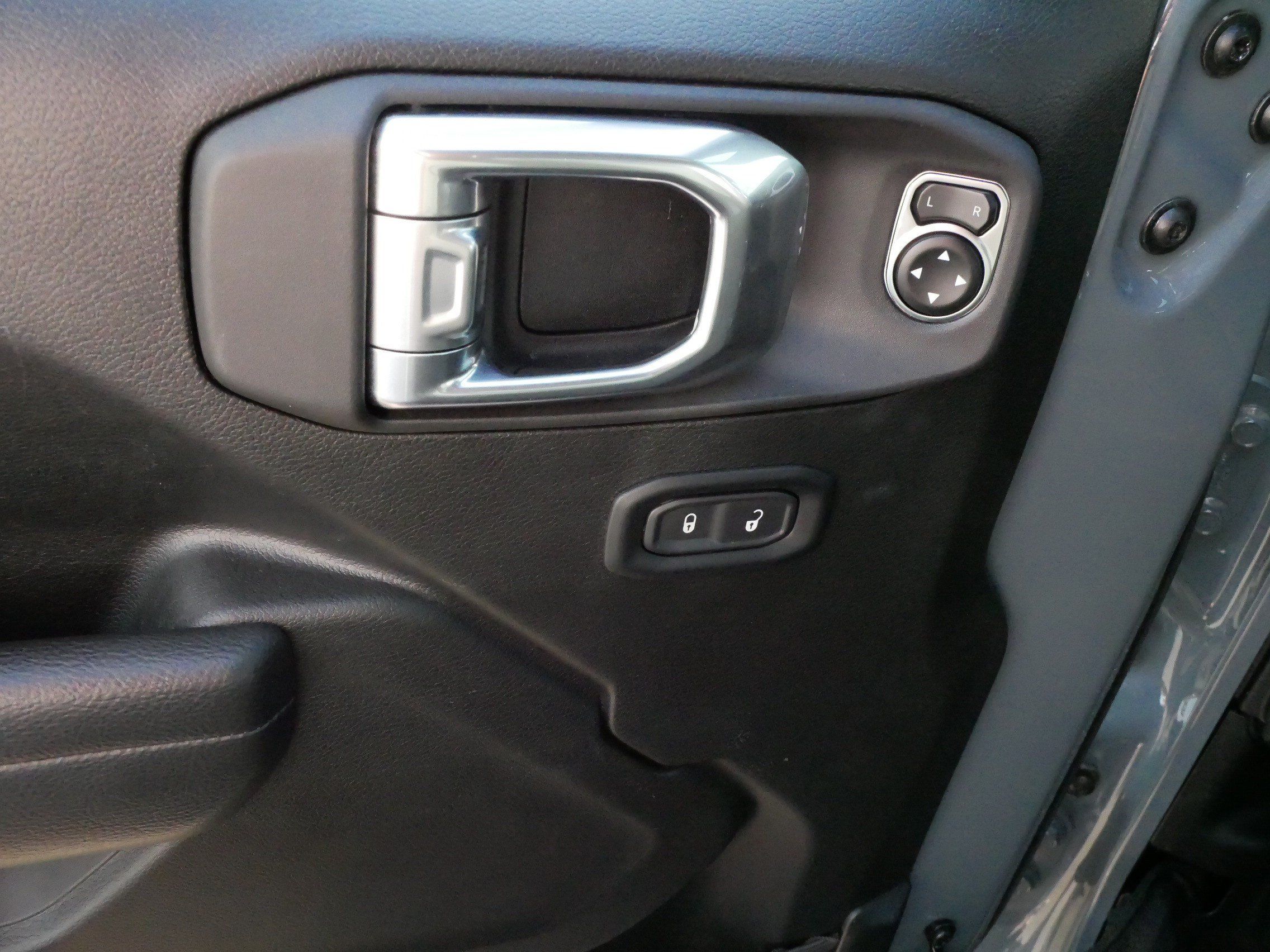 Used 2025 Jeep Gladiator Sport AWD/4WD image 19