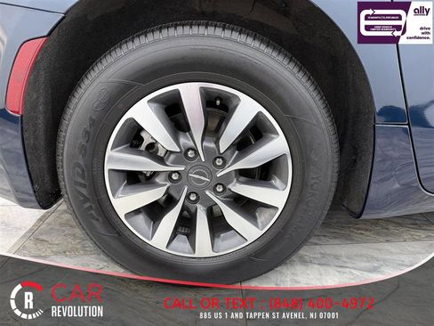 Used 2021 Chrysler Pacifica Touring-L FWD image 13