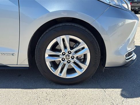 Used 2021 Toyota Sienna Limited image 29